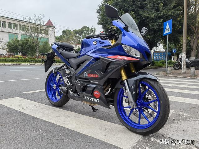 给力，国产高配仿赛摩托飞鹰RM35详解，双缸动力配鲍鱼卡钳