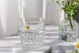 白开水放多久后就不能喝了 水重复烧后喝会对身体有害吗图片