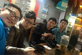 “没钱就别组织”，大学班长带头组织聚会，结账时想AA却没人理图片