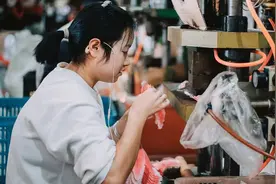困在义乌的仿真花女工：贴一下午赚23块 先天缺陷的女儿做帮工图片