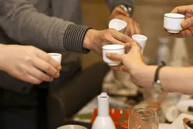 轮到你敬酒时，千万不要傻坐着！牢记这3句敬酒词，让你脱颖而出图片