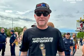 耿耿于怀，马龙夺冠游行穿的T恤印怼湖人言论图片