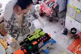 女子1人带2娃，在家做卫生时摔下来晕倒，被4岁儿子哭着唤醒，当事人：醒来后儿子一直安慰我，特别暖心图片