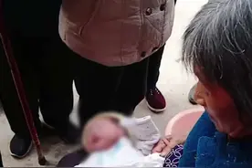 女婴出生被弃6次，50岁老太捡垃圾将她养大，如今女儿送别墅报恩图片