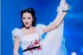 “央视才女”李思思：9次上春晚，和初恋结婚生2胎，真正人生赢家图片