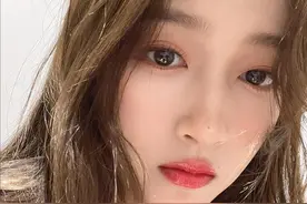 关晓彤化妆间自制MV，鹿晗新年比心wink大片发布，两人好同步图片