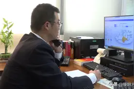 “抓娃机”里的猫腻：玩家抓半天抓出的却是“假娃娃”图片