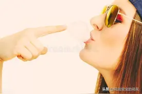 由上班的早晨鞋子踩了一块口香糖，走路粘着响，弄也弄不掉想到的图片