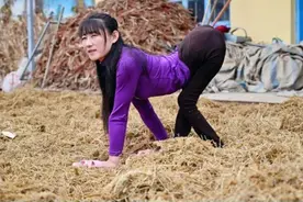 “爬行妈妈”董明英：24岁嫁46岁丈夫，拼死生二女，立志活得漂亮图片