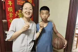 “爸爸，我捡到金项链了！”图片