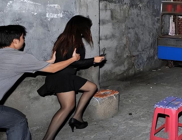 女子夜班遭遇歹徒，不仅不反抗还帮他带安全套：这样对咱俩都好！
