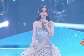 元宵晚会亮点合集：中国女足齐唱铿锵玫瑰，baby假唱痕迹太明显图片