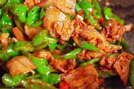 辣椒炒肉这样做才好吃，湘菜大厨教你一招，焦香美味，香辣下饭！图片