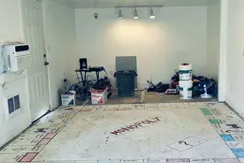 外国网友翻修老宅时意外发现的神奇物件，有些真是穿越时空的惊喜图片