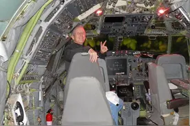 山东男子买报废飞机，改装成三室二厅住11年，内饰温馨像家图片