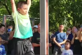 8岁男孩表演太空漫步，赢得全场喝彩图片