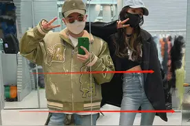 ​杨幂合影秀长腿，因恋爱观再登热搜，本人所穿西装疑似情侣款图片