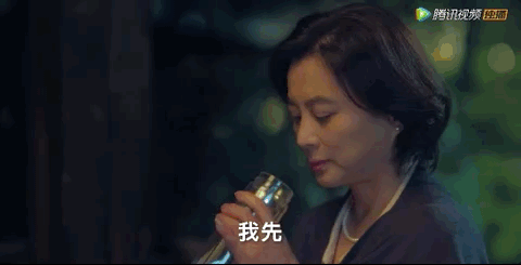 “玉兔精”演大妈，跟年轻小伙抢篮球场，广场舞比赛穿奥特曼战服