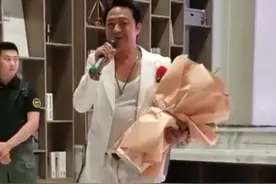 60岁马景涛近照曝光，乡下商演满脸横肉肚腩凸出，儿子颜值成亮点图片