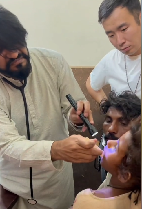 巴铁小飞:中国小伙在巴基斯坦当村长,不担当任何捐钱感动全网