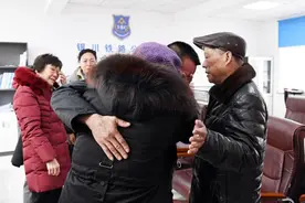 泪奔！80岁老人寻找儿子三十年，终团圆图片
