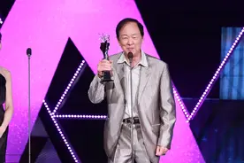 一代功夫巨星王羽去世，晚年很落魄没钱住医院，成龙发合影悼念图片
