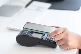 月入曾10万，游走在刀尖上的POS机代理商图片