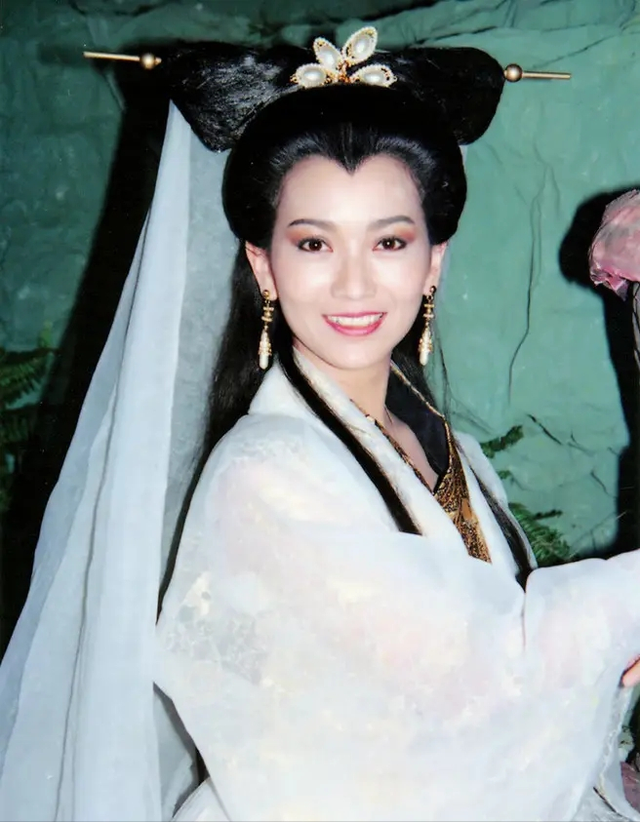 而雷峰塔的倒塌原因,更让人们相信,塔下真的镇压着白娘子.