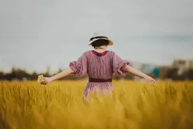 永远不要隔着桌子夹菜图片