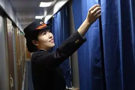 火车的秘密：为何乘务员晚上要强行拉窗帘，火车还会停在半路上？图片