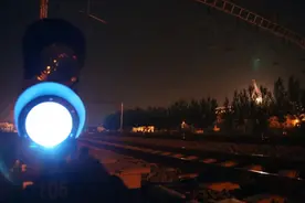 这火车上的灯是咋回事？网友：这么一说就懂了图片