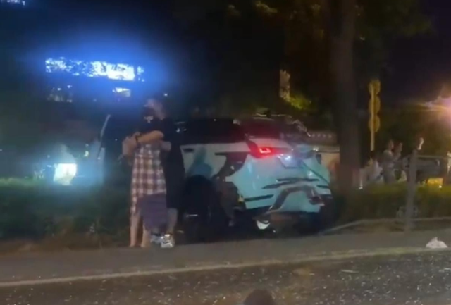 路虎车被追尾报废，女司机看着车痛哭，男友赶到没瞧车先安抚女友