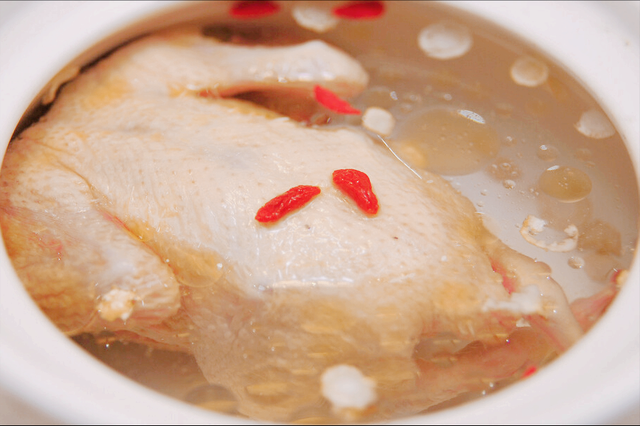 炖鸽子汤放什么最营养 2026年炖鸽子汤放什么最营养可以放花生吗