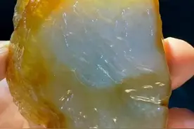 有裂纹的大马坎黄雾翡翠定制大日如来，看雕刻师傅如何操作图片