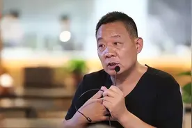 胖东来老板于东来，捐巨款为国家建航母，经营模式与马云不谋而合图片