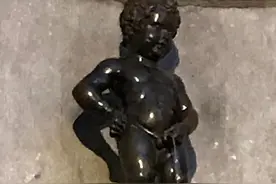 尿尿的小男孩图片