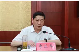 【法治热点早知道】警察缴获冒充女大学生行骗嫌疑人手机，看到对网恋对象的备注，瞬间石化！图片