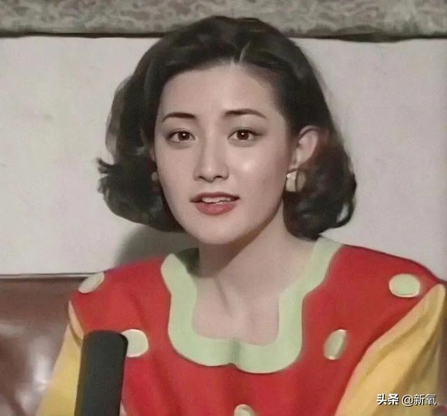 为骂人学腹语，同时交往富商与男神，清纯的b面是疯批？