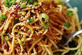 开了十二年面馆里的招牌凉面，夏天了，外卖一天就卖出去300多份图片