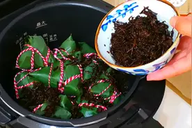 煮粽子时，只用清水是大错！多放2样，粽子不散，软糯香甜不夹生图片