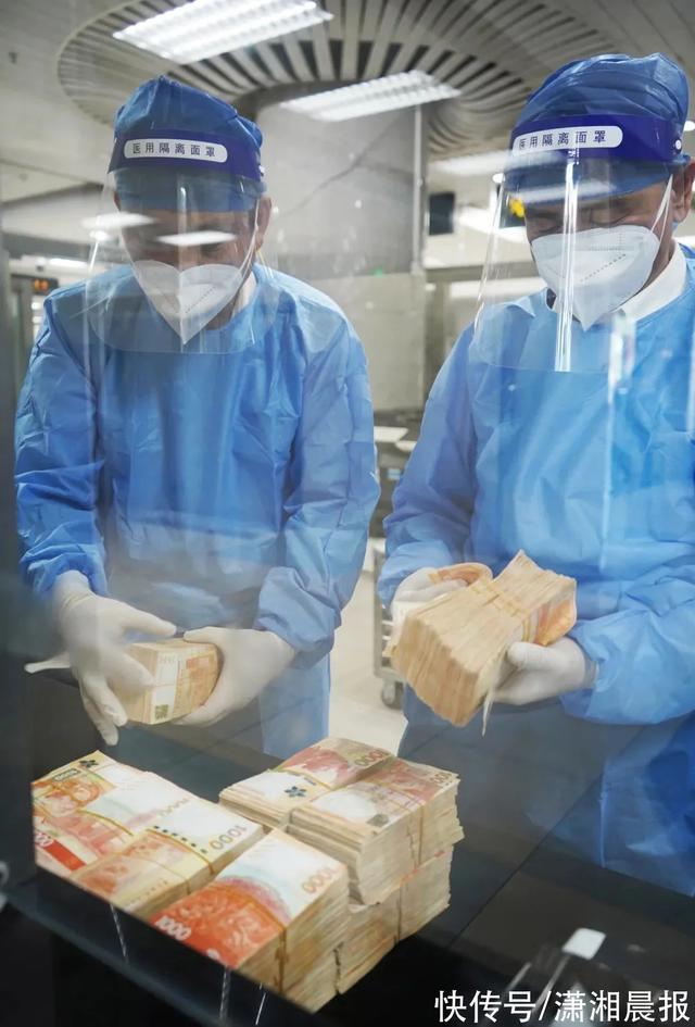 大量港币现金照片(行李袋装满千元面值现金女子带758万港币从珠海进境