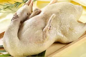 长沙男子吐槽南京盐水鸭难吃，放了辣椒勉强吃下，网友：糟蹋东西图片