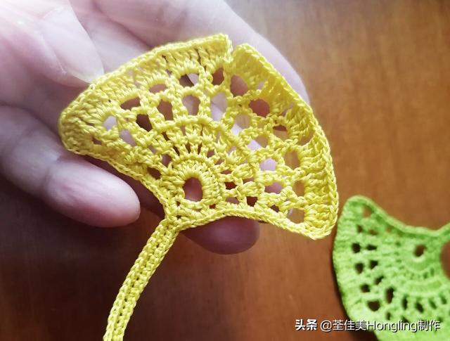 远方喜欢在银杏树下漫步的人,为你钩织了两片银杏叶哟