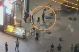 郑州发生多人打斗事件，男子用硬物猛砸女子头部致其倒地不起，警方：已出警图片