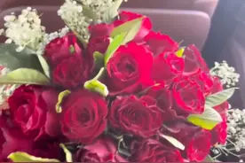 两位新娘子互换手捧花，换回来后吐槽亏了，网友：既然换了就接受图片