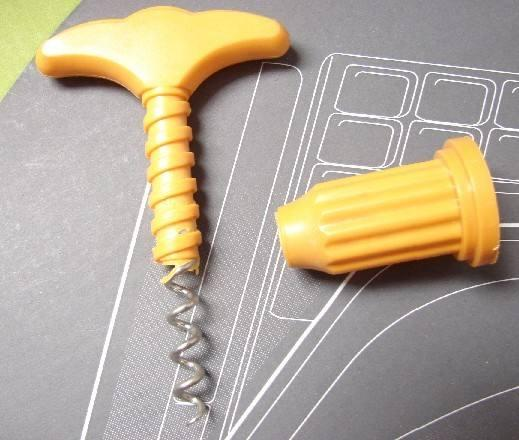 塑料螺旋开瓶器使用图解（盘点生活中常见的9种开瓶器以及如何使用）