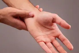 经常“手脚发麻”的人要注意了，可能出现了6种问题，不要忽略图片