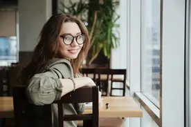 男人对你彻底心动时，会有这4点表现，超准图片