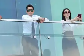 郭富城带两个女儿看赛马，两姐妹穿裙子在父亲的怀里撒娇图片