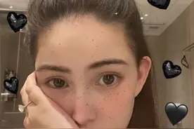 昆凌三胎产后晒自拍照仍似少女 托腮卖萌无名指大钻戒抢镜图片